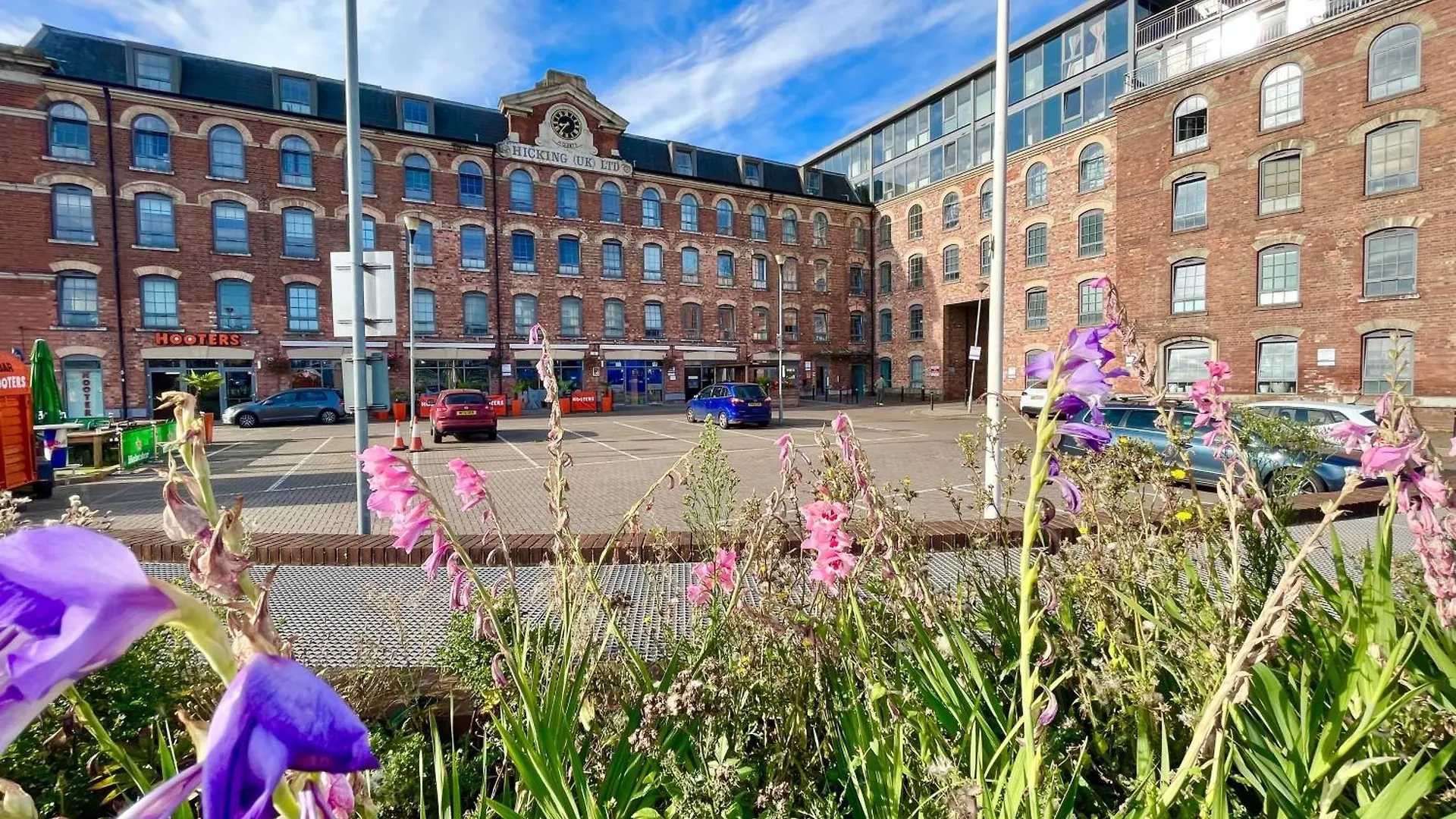 Luxurious 1 Bed Apartment With Free Parking contacts